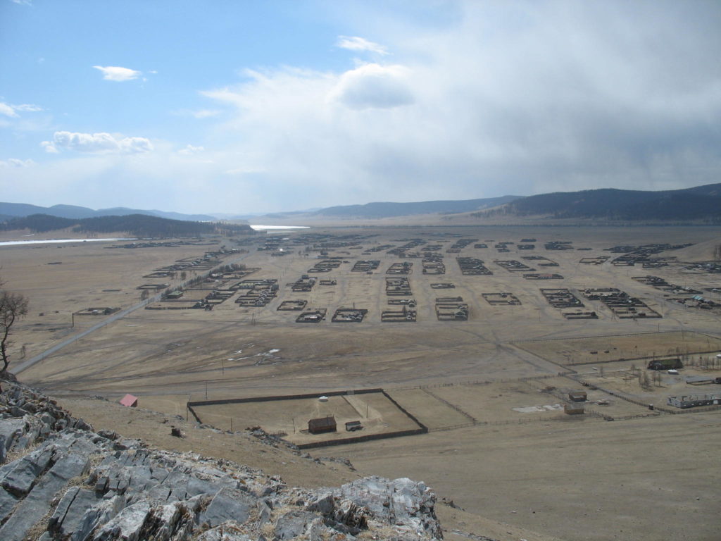 Al di fuori delle città i villaggi sono costituiti soprattutto da Gher e casette di legno e ognuna è circondata da un piccolo recinto. Da lontano sembrano accampamenti dell'immaginario Far West.