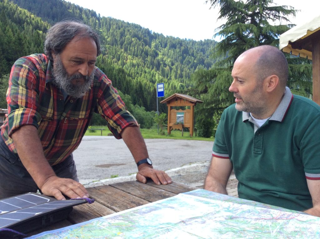 Piergiovanni Partel e Candido, pastore del Lagorai, mostrano sulla mappa le zone di pascolo.