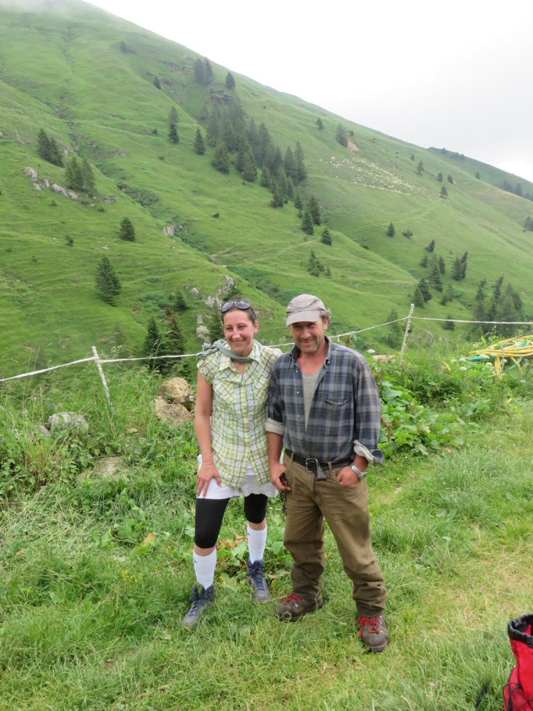 Elisabetta, volontaria del progetto Pasturs e Andrea Morelli, allevatore in alpeggio nelle Orobie bergamasche. Foto di Roberta Cucchi