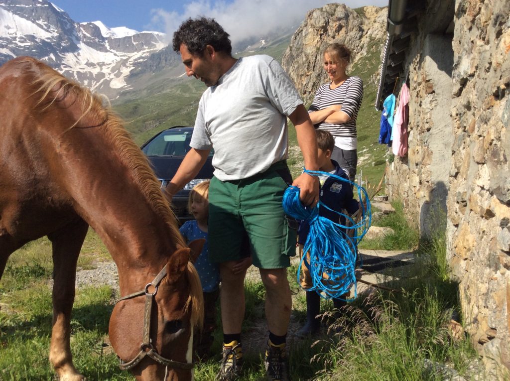 Quando sono arrivata all'Alp da Buond, Beti Otmaro e la famiglia stavano finendo di fare colazione. Mi hanno invitata a prendere un caffè e i bambini sono usciti a giocare in tutto quel gran mondo che circonda l'alpeggio. La giornata era splendida e quando sono ripartita mi sembrava di aver passato un momento in un'altra epoca, un'epoca in via di estinzione che per adesso esiste ancora. L'equilibrio tra le esigenze di chi vive la sua vita lontano da qui e chi impegna ogni suo muscolo e nervo per vivere dignitosamente qui è delicato. Il lupo c'entra ma è solo un nemico più facile da vedere di altri, proprio perché non si vede, è imprevedibile e non saprai mai quando è come passerà.