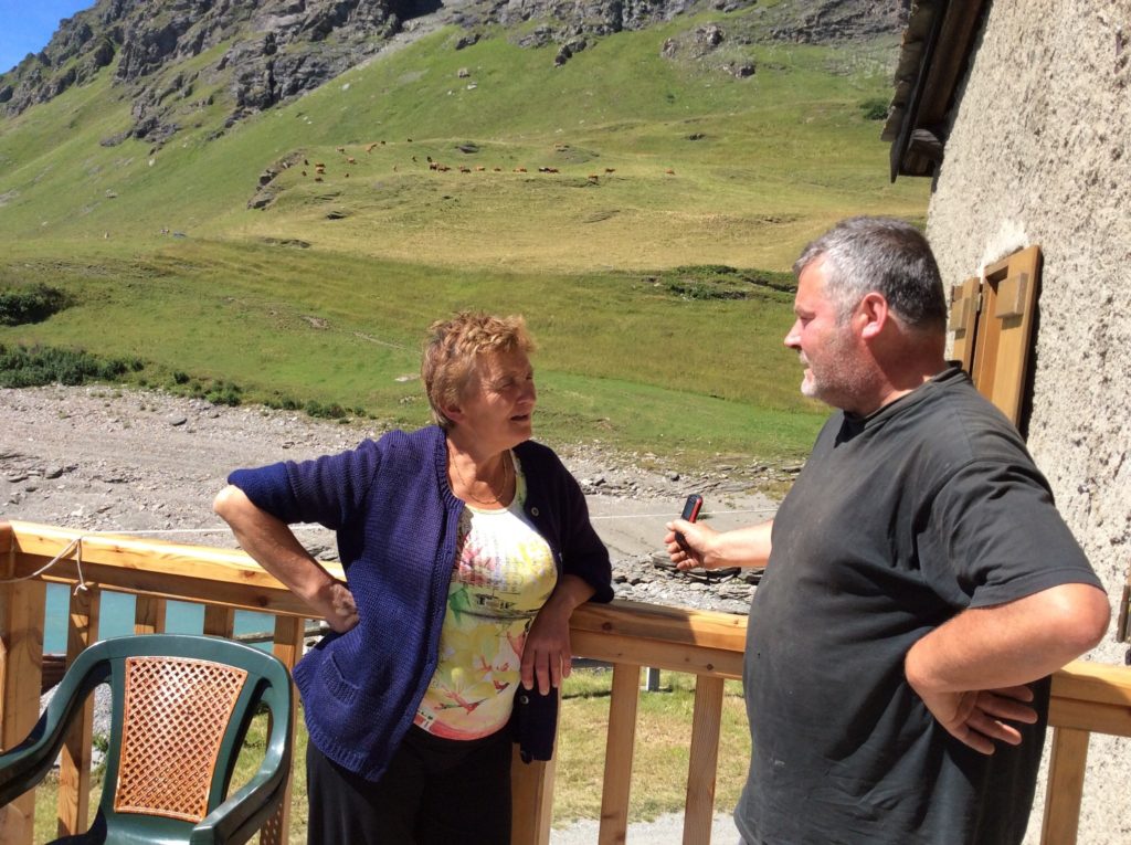 Per incontrare Gilles Mestrallet mi sono fermata all'alpeggio Vachere. La famiglia che lavora qui è proprietaria da quattro generazioni. Uno dei figli è rimasto sotto una valanga poco lontano da qui facendo soccorso alpino con gli ski. - è la natura Il ritorno del lupo non è naturale. Il lupo non ci deve essere, soprattutto questi lupi artificiali.