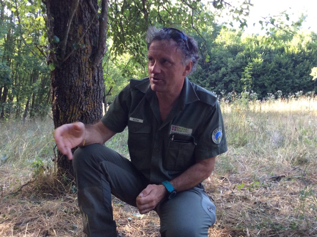 Gianfranco è arrivato alle Tanze con Luca Giunti ed Elio Giuliano. Stava zitto e attento, ogni tanto spostava la macchina fotografica, poi tornava ad ascoltare. Quando il discorso è scivolato sui cani da guardiania, è stato Luca ad interpellarlo, altrimenti nessuno si sarebbe accorto di quanto fosse coinvolto da questo argomento. Questa è la minima parte di quello che ha raccontato.