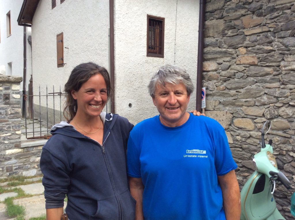 TERESIO Guiffrey, pisteur di Melezet da anni dopo anni di innevamento in tutti gli angoli delle piste di Bardonecchia. Con gli ski vola ovunque, con il cuore macina tutto quello che vede. Non era possibile che fossero tracce di lupo, si è estinto in questa valle da più di settant'anni. 