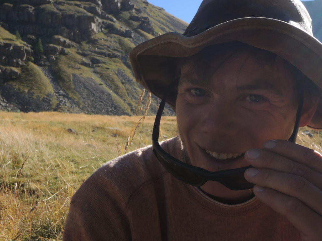 Benoit, musicista, ventidue anni, due anni in caseificio in Queyras, tre anni da pastore, per un allevatore camarguese, un sentimento per le montagne che ama vissuto fino al midollo e un animo sensibile e fertile di idee e sogni. La stella dei pastori lo guarda da lassù, lo vede infreddolire la sera, lo vede mettersi maglione, sciarpa e cappello e chiedersi: - come faccio a fare il pastore, io che ho sempre freddo? Forse dovevo andare a vivere in città! La stella dei pastori sa molte cose ma non gli risponde.