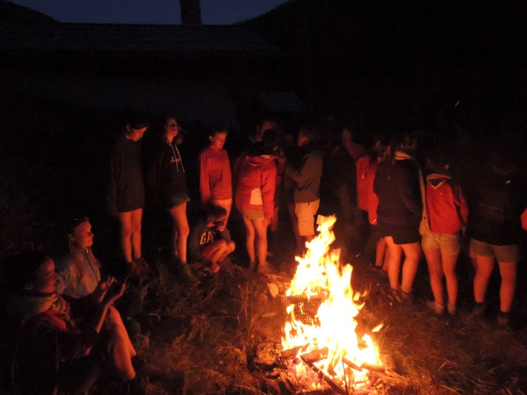 Il fuoco acceso dagli scout scalda e ascolta i loro canti