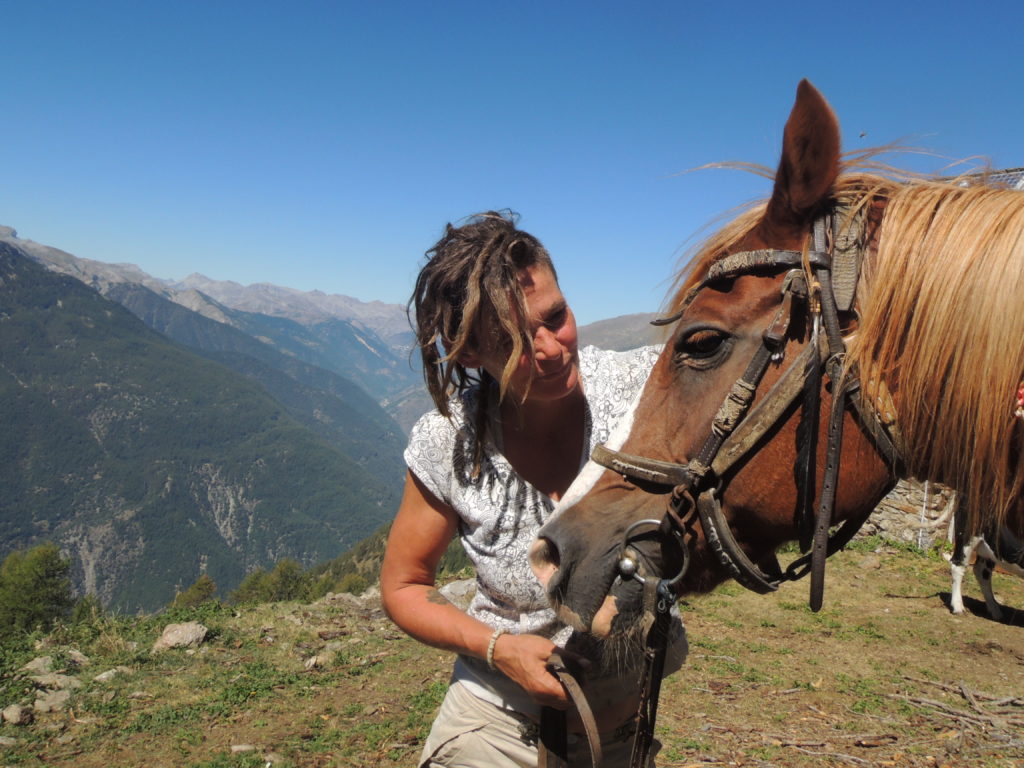 Katrin e Isotta di fronte alla valle della Tinèe. Se tiri una pietra dalla Vacherie, è probabile che arrivi direttamente nel fiume che scorre quasi duemila metri più in basso, per arrivare qui c'è un sentiero segnato solo dal passaggio delle mandrie che pascolano quassù, percorso a testa alta dai lupi, da Katrin e dai suoi cavalli. Da qui si vede il mare, sono le Alps Maritimes!