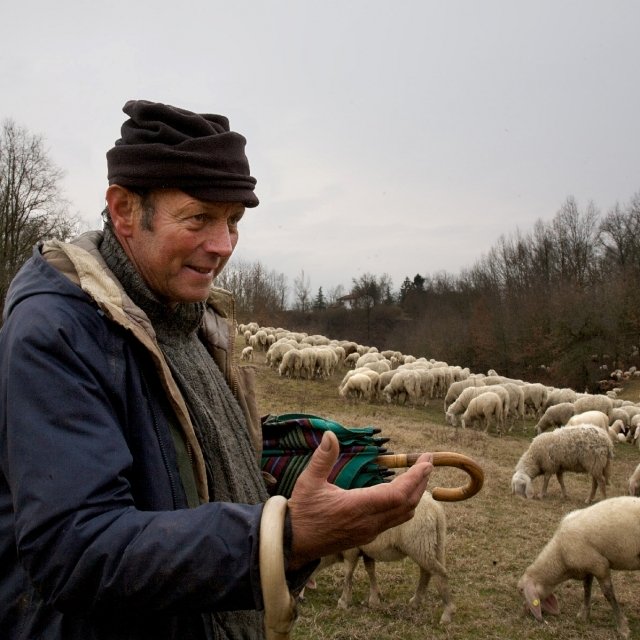 Fulvio Benedetto, pastore dell'Alpe Jouglard. L'unico momento dell'anno in cui vive in una casa con quattro pareti e un tetto è l'estate. Portando il gregge per tutto il resto dell'anno a inseguire l'erba dalla Val Chisone a Vallandona in provincia di Asti, porta la roulotte con tutto il necessario per vivere e trasportare il materiale per i recinti e gli agnelli da un pascolo all' altro. Le pecore devono mangiare tutti i giorni e, quando sono tante, l'erba finisce in fretta.