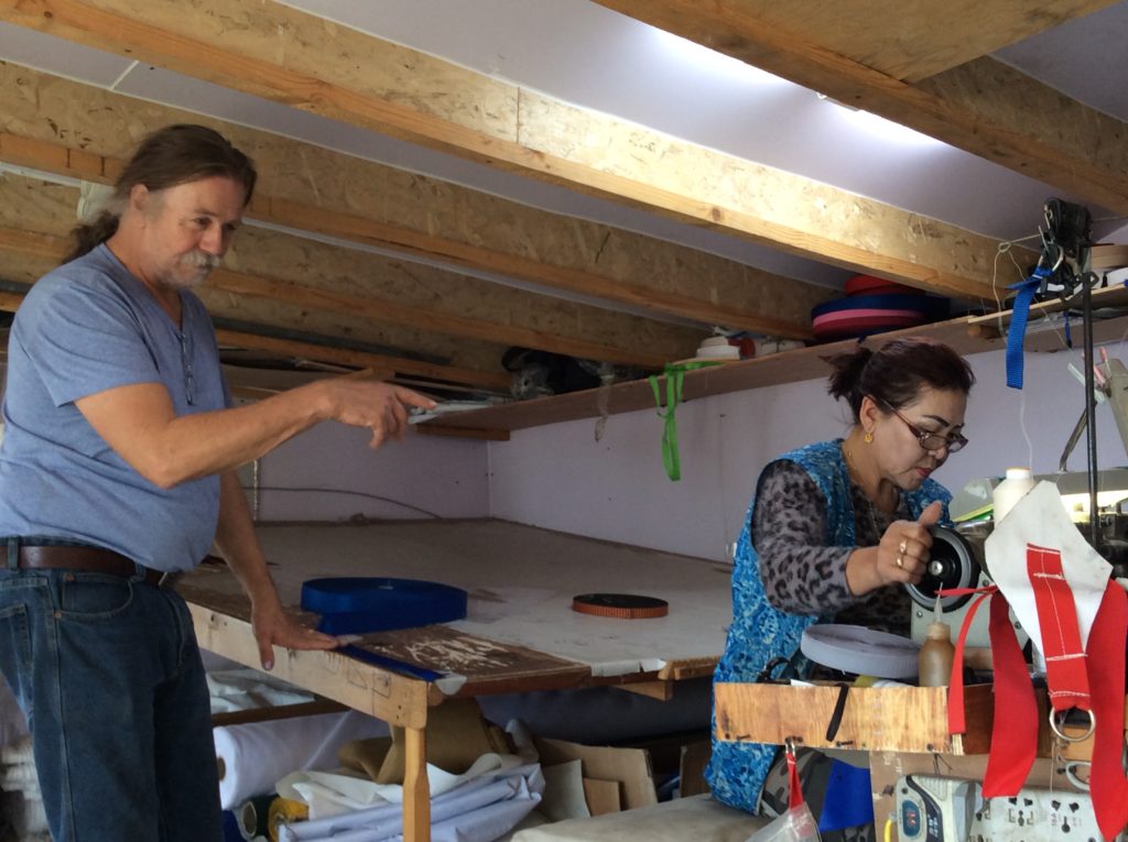 Il laboratorio di Froit che sta finendo di costruire una tenda con una donna del suo staff. In tutto sono otto persone che lavorano insieme da dieci anni.